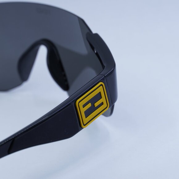 🕶️ New Fendi FE40088U-Y 01A Sunglasses -Black Frame, Grey Lenses - Picture 12 of 15